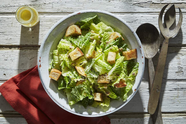 Классический салат Цезарь, крупным планом. — стоковое фото