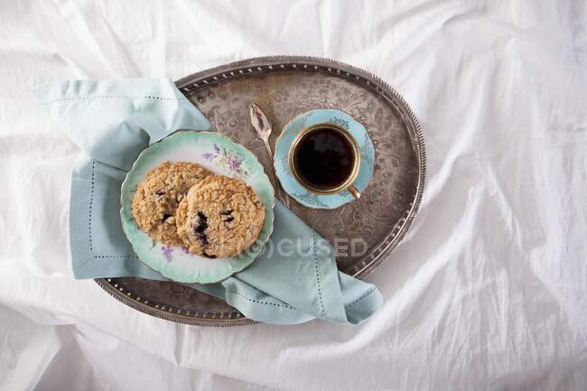 Galletas streusel de arándanos y café elegante servido en bandeja - foto de stock