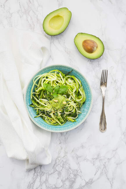 Zoodles with avocado and basil pesto — Stock Photo