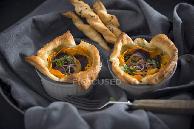 Blätterteigquiche mit Süßkartoffeln, Veilchen und Schalotten, vegan — Stockfoto