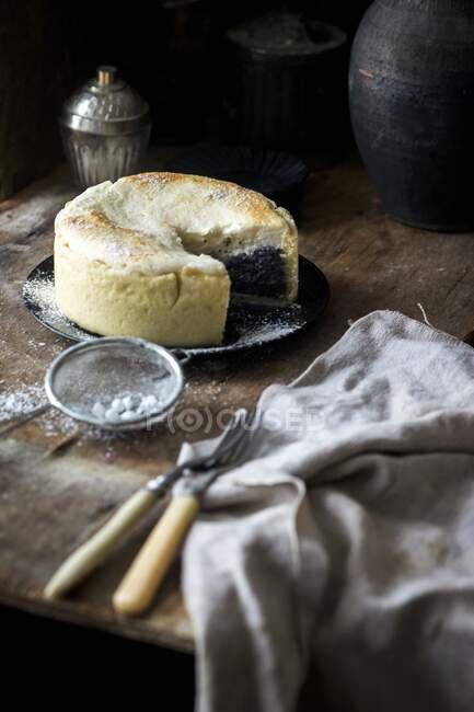 A pie with poppy seed filling and sour cream mousse — Stock Photo