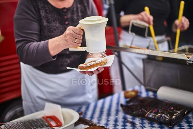 Баварські пончики, порошені цукровим порошком. — стокове фото
