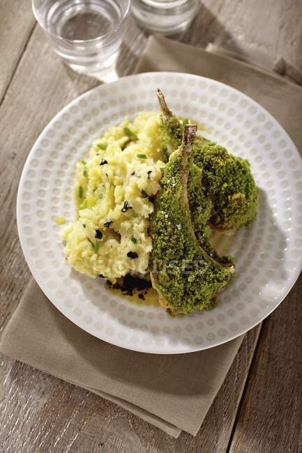 Lamb chops with herbs crust and mashed potatoes — Stock Photo