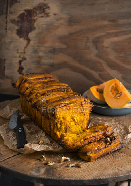 Гарбузовий хліб з волоськими горіхами — стокове фото