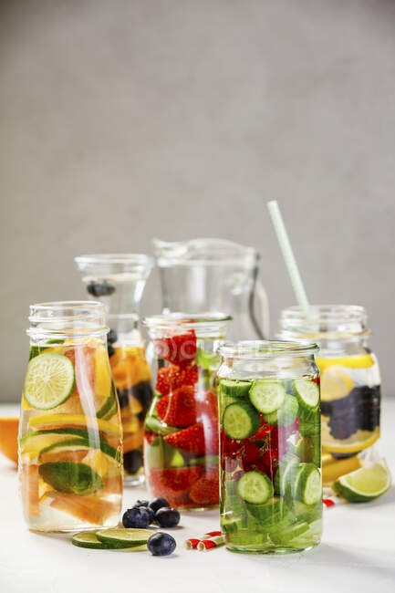 Detox fruta infundida água aromatizada — Fotografia de Stock