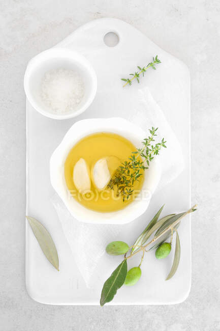 Olive oil with thyme garlic and salt — Stock Photo