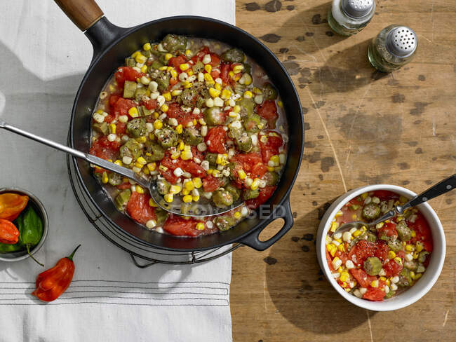 Summer Southern Succotash of Okra, Ripe Tomatoes, Freshly Cut Corn Kernels and Habanero Chile — Stock Photo