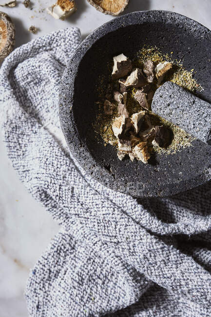 Gros plan de délicieux thé aux champignons crus dans un mortier — Photo de stock