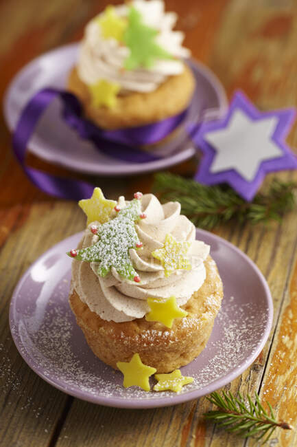 Christmas cupcakes with cinnamon cream — Stock Photo