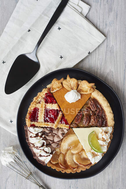 Six different slices of pie on a plate (seen from above) — Stock Photo