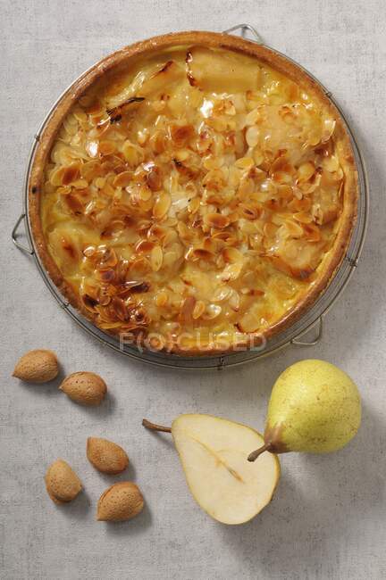 Pear tart with almonds — Stock Photo