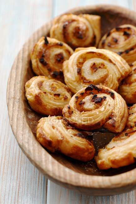 Apple and cinnamon puff pastry snacks — Fotografia de Stock