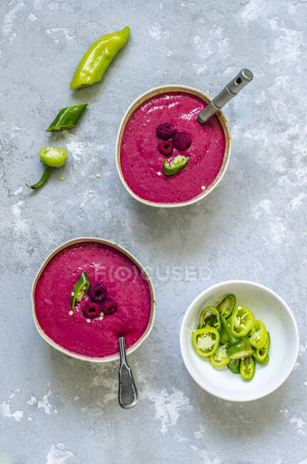 Cold soup with raspberries, bananas, yogurt and hot peppers — Stock Photo