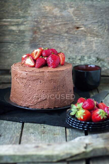 A chocolate cake with strawberries — Stock Photo