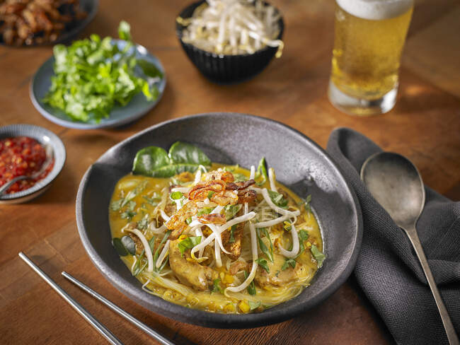Kokos-Curry-Nudelsuppe mit vietnamesischem Curry-Pulver — Stockfoto