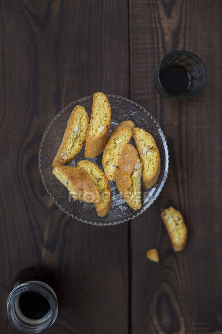 Biscuits aux amandes italiennes avec café en verre et pot — Photo de stock