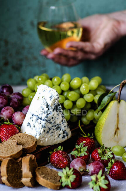 Queso, uvas, frutos secos, vino, azul y blanco, rústico, comida, - foto de stock