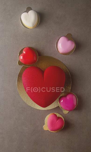 Un gâteau en mousse romantique en forme de coeur pour la Saint-Valentin — Photo de stock