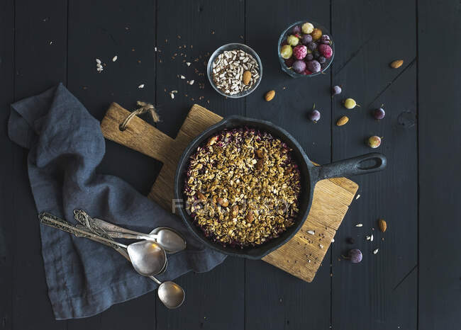 Hafer-Müsli zerbröselt mit gefrorenen frischen Beeren und Samen — Stockfoto