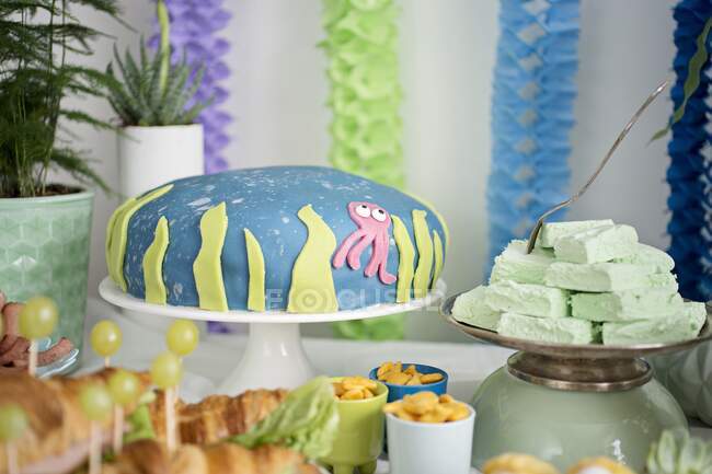 Торт з кокосового крему і зефір для морської тематики вечірки — стокове фото