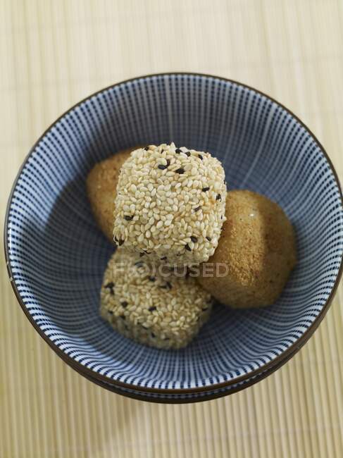 Bolas de arroz con semillas de sésamo (Japón) - foto de stock