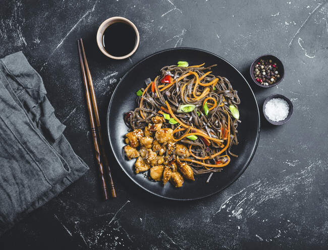 Soba noodles with vegetables and teriyaki chicken — Stock Photo