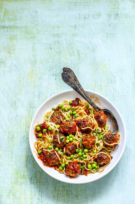 Spaghettis italiens aux boulettes de viande sur une surface bleue — Photo de stock
