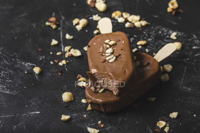 Дві палички шоколадного морозива з фундуком — стокове фото