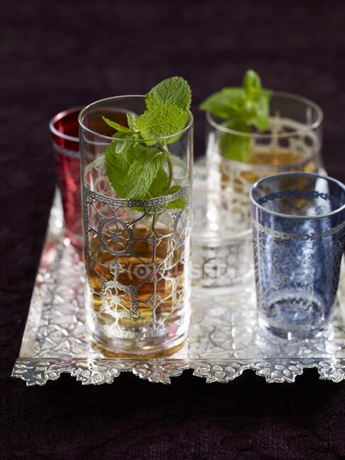 Close-up shot of delicious Peppermint tea in Middle Eastern glasses — Stock Photo