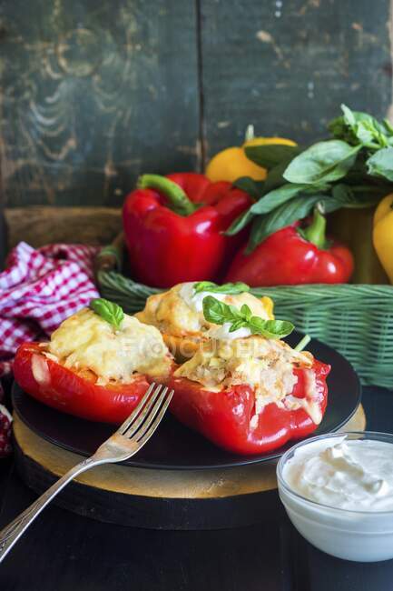 Baked peppers stuffed with meat and cheese — Stock Photo