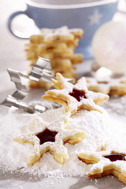 Stuffed snowflakes shaped cookies with jam — Stock Photo