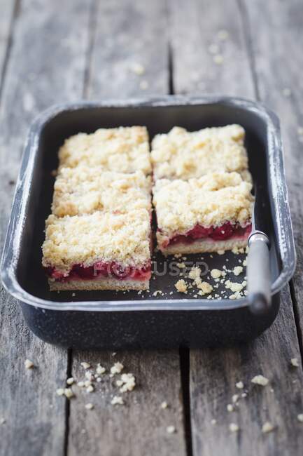 Gâteau strudel à la rhubarbe et fraise — Photo de stock