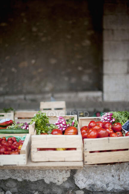 Las cajas de hortalizas en el mercado - foto de stock