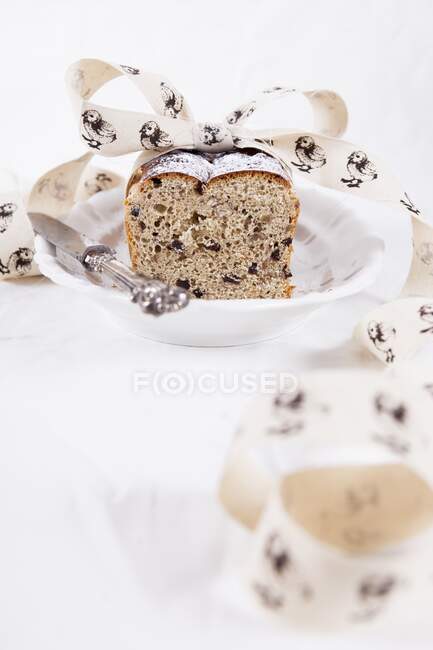 Pão de Páscoa com groselhas e nozes, decorado com fita — Fotografia de Stock