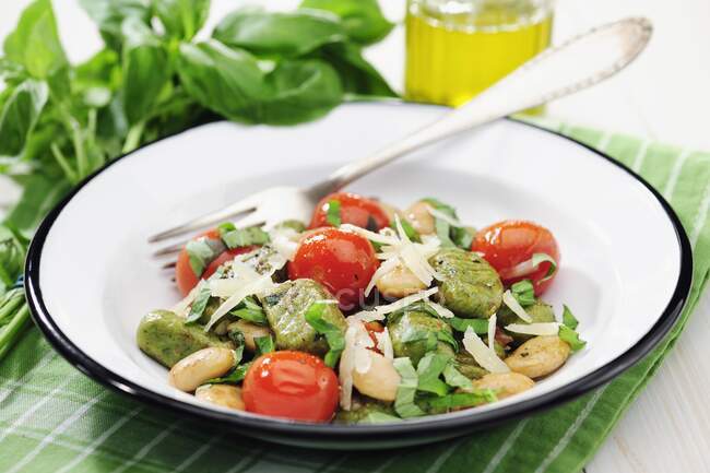 Basil gnocchi with white beans, tomatoes and balsamic vinegar — Stock Photo