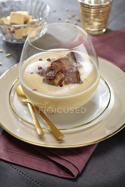 Кокосовий суп зі смаженою нарізаною гусячою печінкою — стокове фото