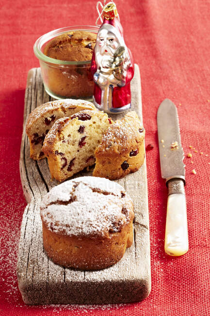 Mini cranberry cakes with knife — Stock Photo