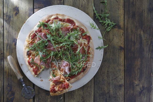 A Parma ham and rocket pizza — Stock Photo
