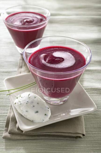 Beetroot soup with herb cream — Stock Photo