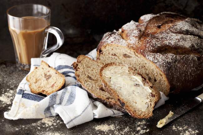Рисовий хліб з фініками, посипаний маслом, і кава в склянці — стокове фото