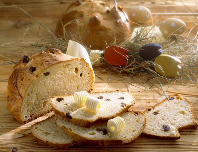 Сладкий пасхальный хлеб с султанами и маслом — стоковое фото