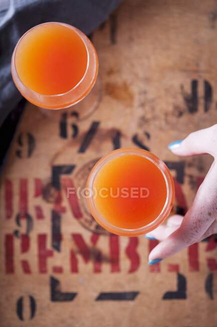Коктейлі Мавпської залози джин, апельсиновий сік, гранадин і абсент — стокове фото