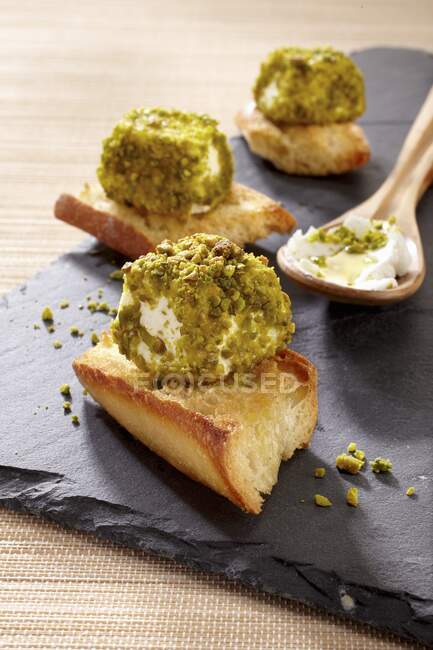Crostini with pistachio-coated goat's cheese — Stock Photo