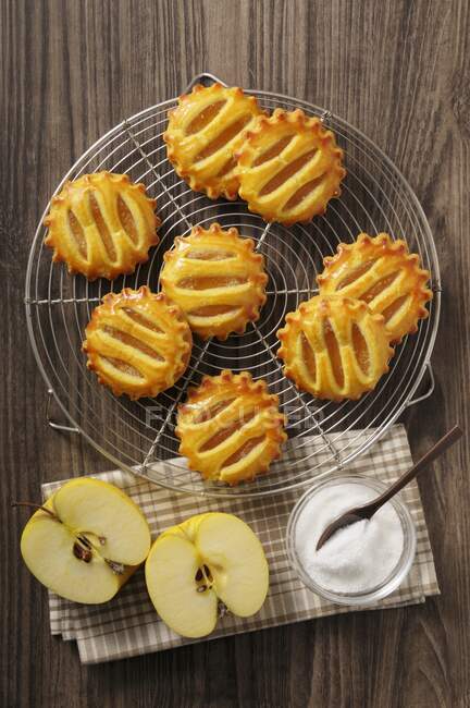Apfelkuchen im Kuchenregal — Stockfoto