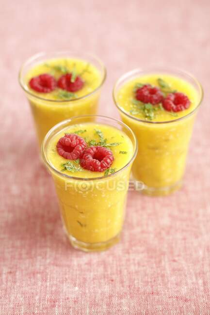 Peach and raspberry smoothie with mint — Stock Photo
