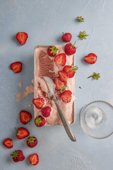 Erdbeereis mit Erdbeeren — Stockfoto