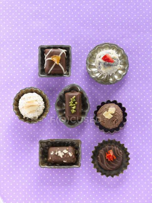 Varios chocolates (vista superior) - foto de stock