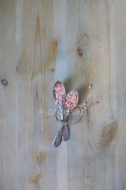 Ein Paar roter und weißer Nagellack auf einem Holzgrund — Stockfoto