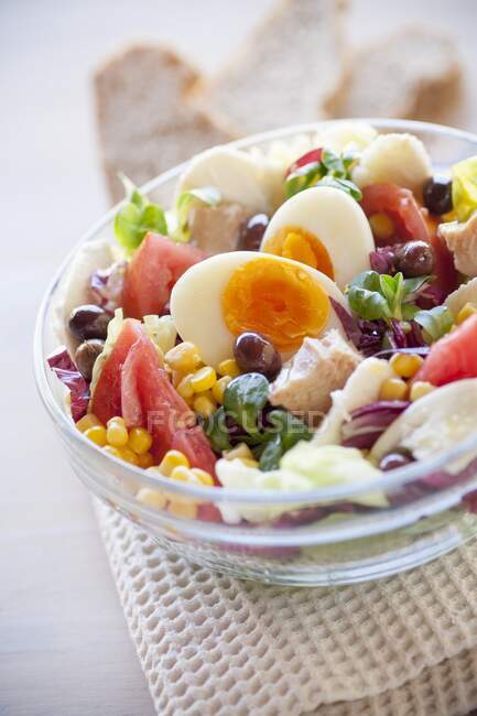 Salad bowl with tuna, olives and mozzarella — Stock Photo