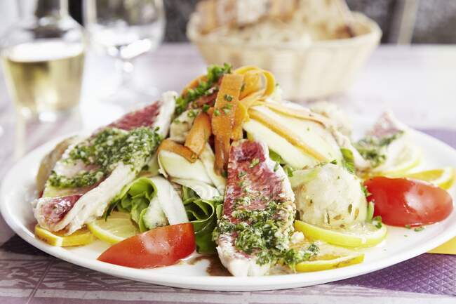Mixed leaf salad with red mullet fillet — Stock Photo